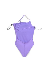 Costume da bagno intero viola con una spalla unica, tessuto strutturato, legami neri a contrasto e perline decorative sulla fascia.