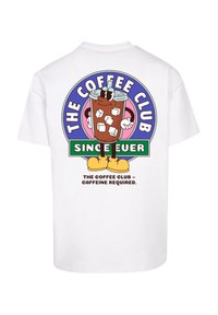 Weißes Baumwoll-T-Shirt mit einem Grafikdesign eines Cartoons von einer Kaffeetasse mit übergroßen Merkmalen auf dem Rücken, umgeben von buntem Text und einem kreisförmigen Logo.