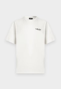 Λευκό βαμβακερό μπλουζάκι με στρογγυλή λαιμόκοψη, κοντά μανίκια, και ένα λογότυπο σε στυλ γκράφιτι μαύρου χρώματος στην αριστερή περιοχή του στήθους. Απλή και χωρίς στολίδια σχεδίαση.