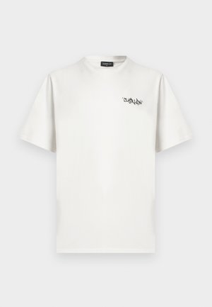 Λευκό βαμβακερό μπλουζάκι με στρογγυλή λαιμόκοψη, κοντά μανίκια, και ένα λογότυπο σε στυλ γκράφιτι μαύρου χρώματος στην αριστερή �περιοχή του στήθους. Απλή και χωρίς στολίδια σχεδίαση.