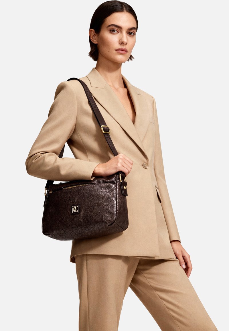 Borsa a mano in pelle marrone con finitura testurizzata, dettagli in oro e tracolla regolabile. Dotata di una tasca con zip e dettaglio con logo.