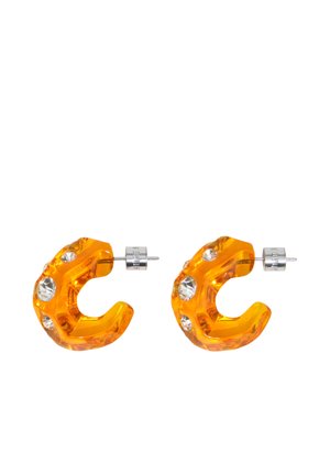 Par de pequeños pendientes de aro naranja translúcido con piedras preciosas redondas claras incrustadas y cierres traseros de plata.