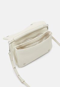Biela syntetická crossbody taška s preklopným uzáverom, viacerými priehradkami, hladkou textúrou a nastaviteľným popruhom. Strieborné kovové akcenty.