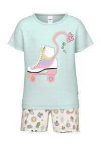Lichtblauw katoenen t-shirt met een graphic van een rolschaats; witte skate met roze en gele accenten. Bijpassende crèmekleurige shorts met kleurrijke patronen.