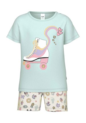 Hellblaues Baumwoll-T-Shirt mit Grafik eines Rollschuhs; weißer Skate mit pinken und gelben Akzenten. Passende cremefarbene Shorts mit bunten Mustern.