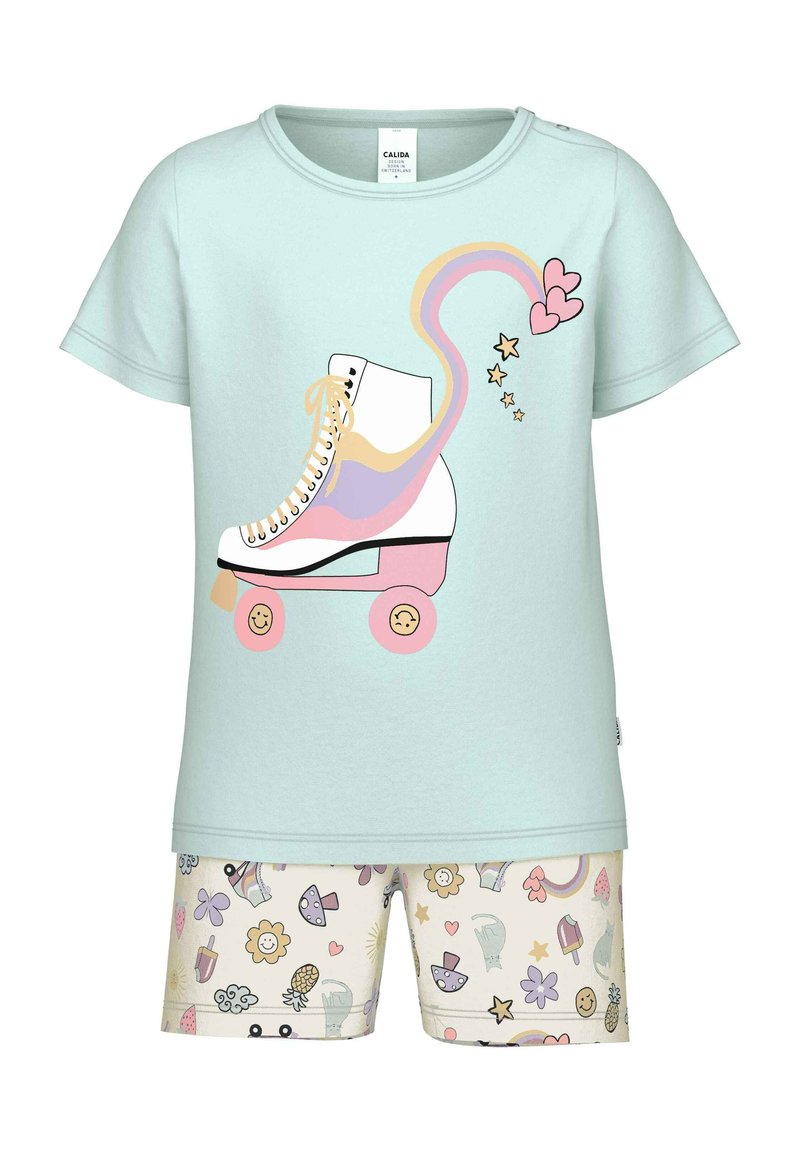 Lichtblauw katoenen t-shirt met een graphic van een rolschaats; witte skate met roze en gele accenten. Bijpassende crèmekleurige shorts met kleurrijke patronen.