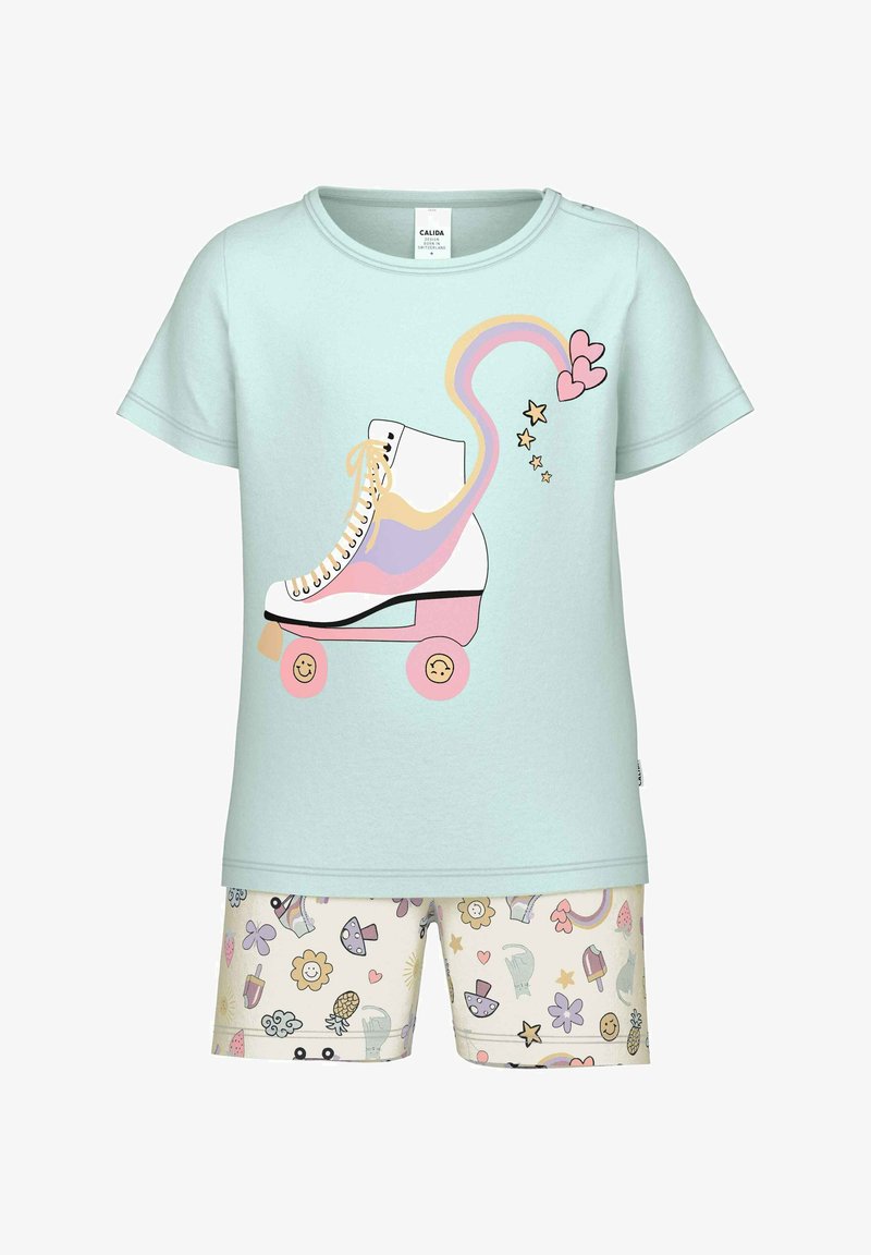Lichtblauw katoenen t-shirt met een graphic van een rolschaats; witte skate met roze en gele accenten. Bijpassende crèmekleurige shorts met kleurrijke patronen.