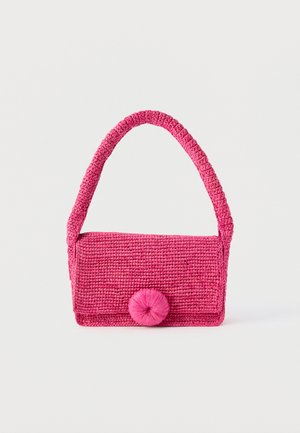 Bolso pequeño rectangular tejido de color rosa con un asa gruesa y un detalle grande de pompón redondo en la solapa frontal.