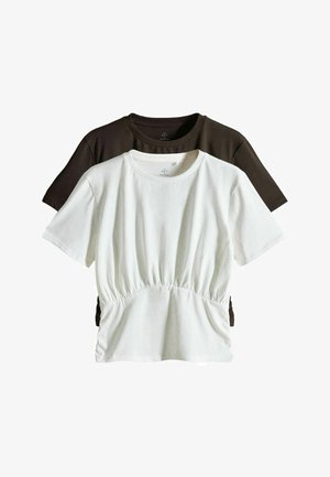 Zwei kurzärmelige Baumwoll-T-Shirts, eines weiß mit gerafftem Taillendetail vorne, übereinander getragen über einem schlichten dunkelbraunen T-Shirt.