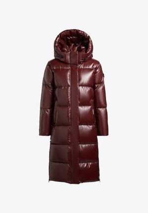Bordeauxroter Steppmantel mit glänzendem Finish, langer Länge, übergroßer Kapuze und gesteppten Paneelen. Verfügt über einen Frontreißverschluss und Seitentaschen.