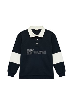 Laivastonsininen pitkähiha polo, jossa valkoinen kaulus ja hiharaidat, etuosassa teksti "STAY GREATEST".