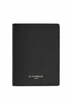 Schwarze, strukturierte Lederbrieftasche mit weißem "LE TANNEUR 1898" Logo, geprägt in der Mitte der Vorderseite.