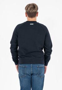 Marineblauwe katoenen sweatshirt met een ronde hals en raglanmouwen, voorzien van een klein etiket aan de achterkant en ribbels aan de manchetten en onderkant.