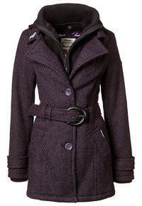 Abrigo texturizado morado con cintura ceñida, botones de doble botonadura y una capa interior con cremallera que presenta un cuello acanalado.