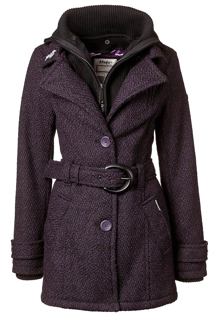 Abrigo texturizado morado con cintura ceñida, botones de doble botonadura y una capa interior con cremallera que presenta un cuello acanalado.