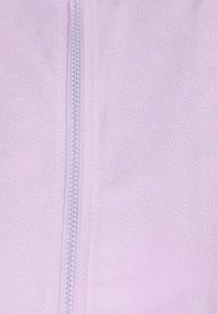Giacca in pile di un leggero viola con zip frontale, caratterizzata da una texture morbida e una linea di zip liscia al centro.