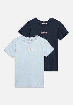 Deux T-shirts à manches courtes de la marque ellesse, un bleu clair et un bleu marine, présentés à plat sur un fond blanc.