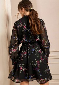 Love & Roses HIGH NECK RUFFLE MINI  - Tričkové šaty - black