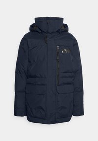 Marineblå pufferjakke med hætte, lynlås- og knaplukninger, forlommer og et mærket logo på brystet. Har en quiltet design og en glat tekstur.