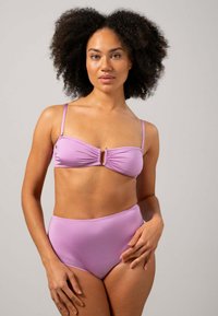 Lila bikini set met een gerimpelde bandeau-top met een centrale ringdetail en hoge tailleslips, gemaakt van zacht, rekbaar materiaal.