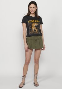 Koroshi SHORT SLEEVE - Apdrukāts T-krekls - black