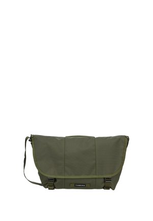 Olivgrüne Umhängetasche mit verstellbarem Schultergurt, Klappenverschluss, zwei schwarzen Schnallen und kleinem Timbuk2-Logo vorne.