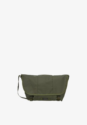 Olivgrüne Umhängetasche mit verstellbarem Schultergurt, Klappenverschluss, zwei schwarzen Schnallen und kleinem Timbuk2-Logo vorne.