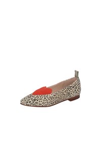 Płaskie buty w leopardzi wzór z czerwonym zamszowym akcentem w kształcie serca, spiczastym noskiem i małym obcasem. Z tyłu znajduje się zielona pętla do łatwego zakładania.