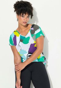 Top floral multicolor que presenta tonos verdes, azules, morados y amarillos, con escote en V, mangas cortas y un ajuste relajado.