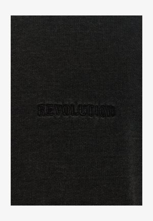 Schwarzer Strickstoff mit strukturierter Oberfläche, in dessen Mitte das Wort "REVOLUTION" in einem dunkleren Farbton eingeprägt ist.