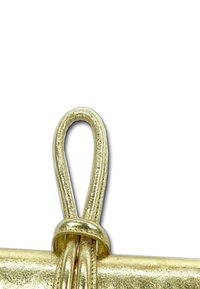Boucle métallique dorée avec une texture lisse, présentant un design à double brin maintenu par un connecteur rond. Esthétique épurée et minimaliste.