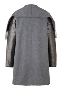 Šedý kabát z vlněné směsi, který má hladký, lesklý, tmavě šedý nylónový rukáv a třásňový lem na límci.