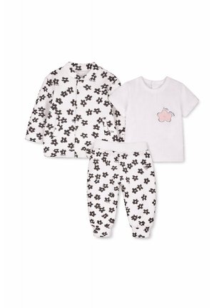 Biały zestaw dla małego dziecka z czarno-kwiatowym wzorem na kurtce i spodniach, połączony z gładką białą koszulką z krótkim rękawem z małą różową grafiką kwiatu.