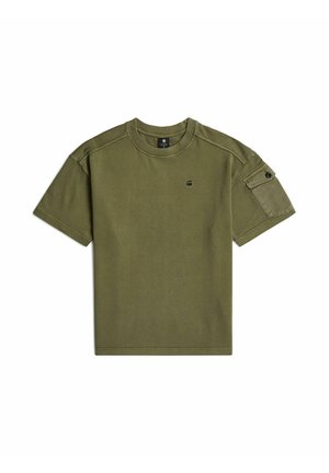 Olivgrünes T-Shirt mit kurzen Ärmeln und Rundhalsausschnitt, mit kleinem schwarzem Logo auf der Brust und einer mit Knöpfen verschließbaren Tasche am linken Ärmel.