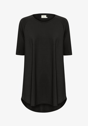Camiseta negra de manga corta con dobladillo redondeado, hecha de una tela suave. Presenta mangas raglán y un cuello redondo clásico.