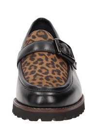 Zwarte leren loafers met een panterprint suede paneel, voorzien van een decoratieve gesp en een rubberen zool voor grip.