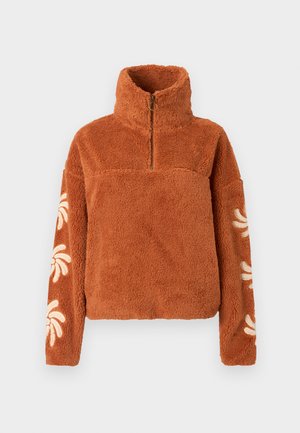 Brun fleece genser med høy krage, kvart-glidelås lukking og kremfargede blomsterdesign på ermene. Myk tekstur, avslappet passform.