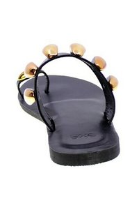 Sandalo piatto nero con design minimalista, dotato di accenti in oro sul cinturino superiore e una suola liscia e testurizzata.