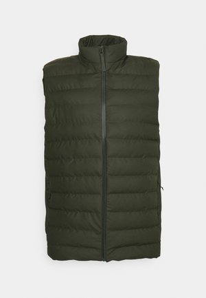 Grünes gepolstertes Westchen mit hohem Kragen, Frontreißverschluss und Seitentaschen. Das Material ist glatt, hat eine gesteppten Textur und keine sichtbaren Logos.