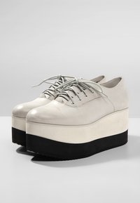 Marcel Ostertag x Tamaris Stringate - light grey