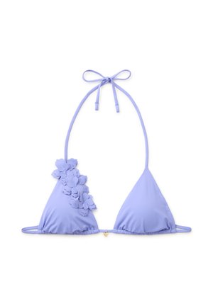 Top bikini lilla con laccio regolabile al collo e applicazione floreale 3D sulla coppa sinistra, disteso su sfondo bianco.