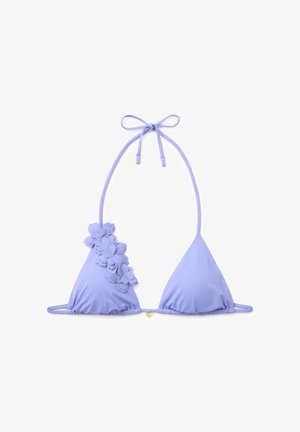 Fliederfarbener Bikini-Oberteil mit verstellbarem Neckholder und 3D-Blumenapplikation auf dem linken Cup, flach auf weißem Hintergrund.