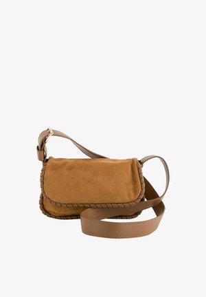 Bolso pequeño marrón de ante con borde trenzado y correa ajustable de cuero suave, sobre un fondo blanco.