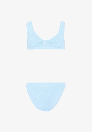 Bikini in tessuto azzurro chiaro con top a scollo rotondo caratterizzato da un nodo centrale e slip coordinati a vita alta.