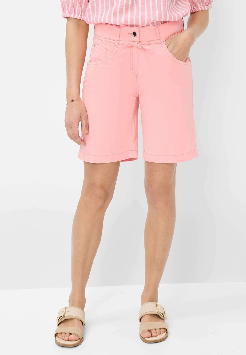 Roze shorts met een gladde textuur, voorzien van een knoop en trekkoord aan de voorkant, twee zijzakken en een opgerolde zoom. Minimalistisch ontwerp.