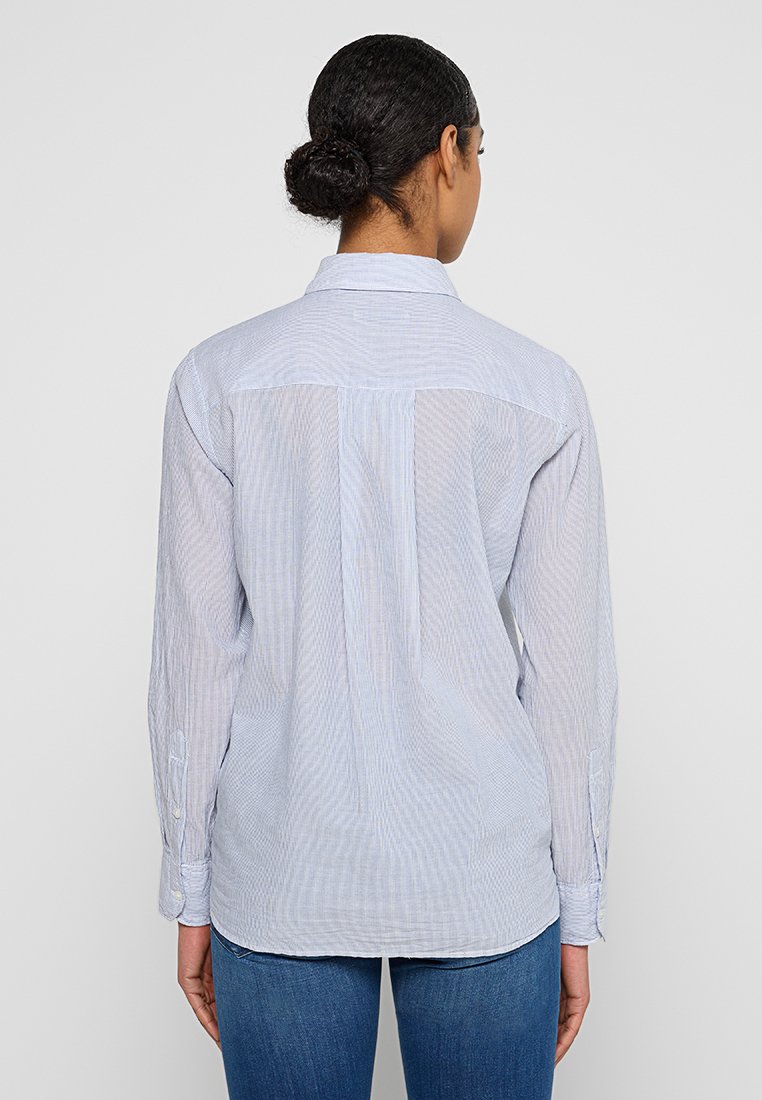 Lichtblauwe gestreepte shirt met lange mouwen, knoopsluiting en een achterpand. De stof heeft een gestructureerde afwerking met een slim fit ontwerp.