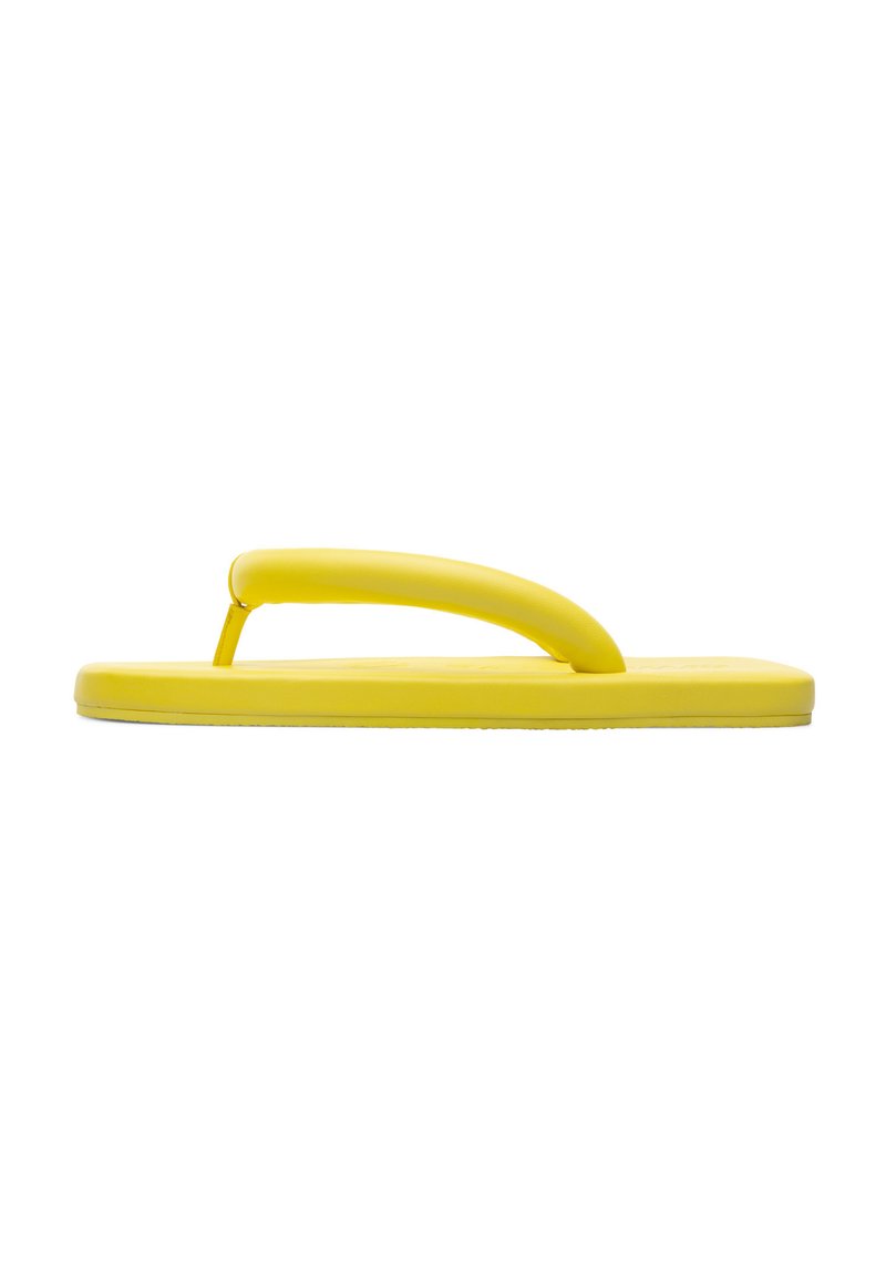 Tongs jaunes avec une semelle plate et large, dotées d'une sangle arrondie. Fabriquées en matériau caoutchouteux avec une texture lisse.