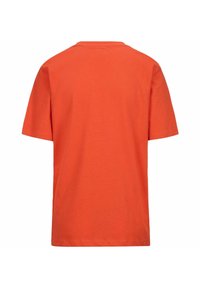 Camiseta de algodón naranja con cuello redondo clásico, corte relajado y mangas cortas. La tela tiene una textura suave sin patrones.