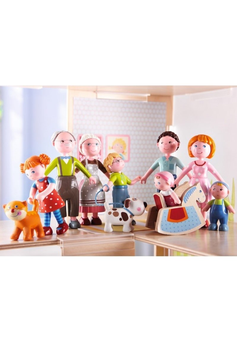 Ein Set aus bunten Plastikfiguren, darunter Erwachsene, Kinder, eine Katze und ein Hund, mit einem hölzernen Schaukelpferd in einer spielerischen Anordnung.