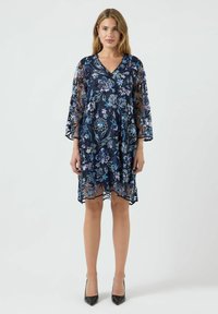 Vestido azul marino con estampado floral, tela transparente, escote en V y mangas acampanadas. Presenta un vibrante bordado floral en azul y púrpura. Diseño hasta la rodilla.